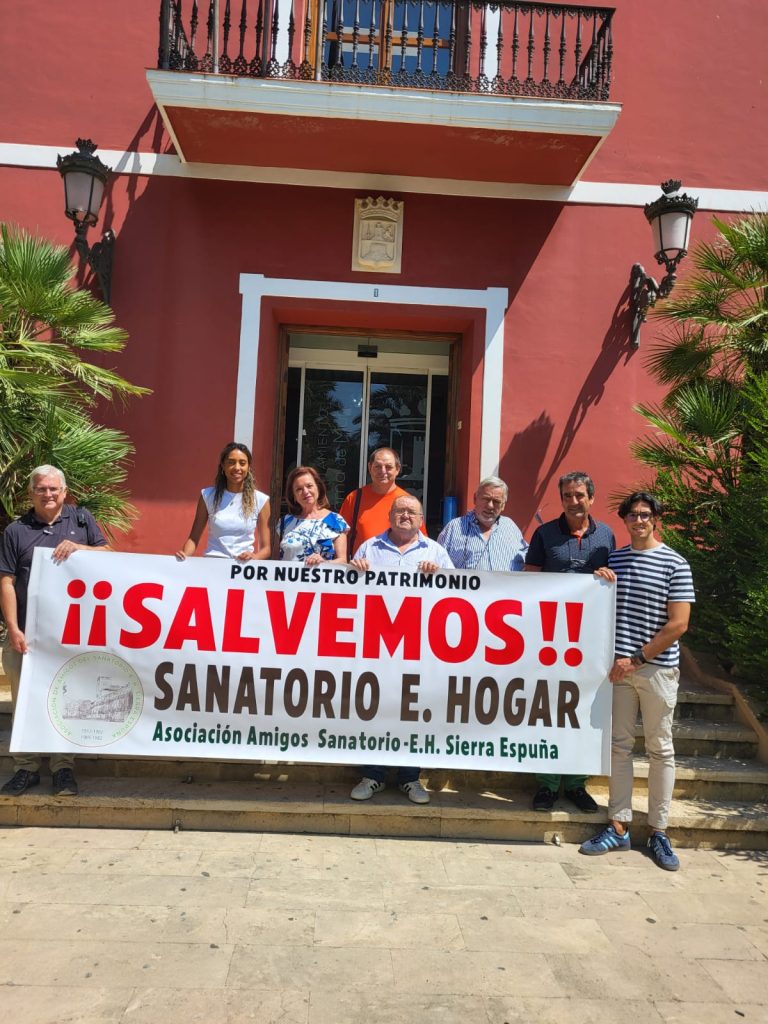 Posando con la pancarta de Salvemos el sanatorio Escuela Hogar de Sierra Espuña. Sanatorio de Sierra Espuña