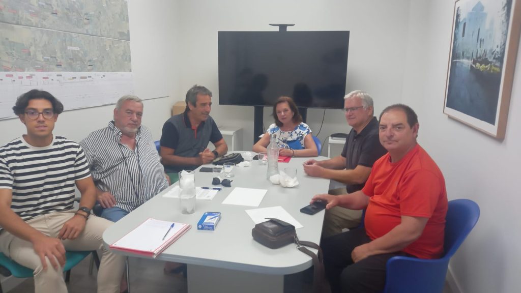 Un momento de la entrevista entre representantes de la asociación, la diputada, Sra. Jara y representantes del ayuntamiento de Alhama de Murcia